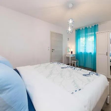 Blue アパート ブリビル